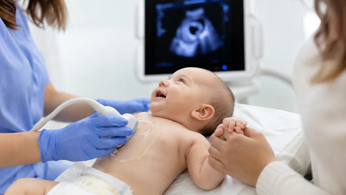Examen échocardiographie doppler bébé avec parent rassurant